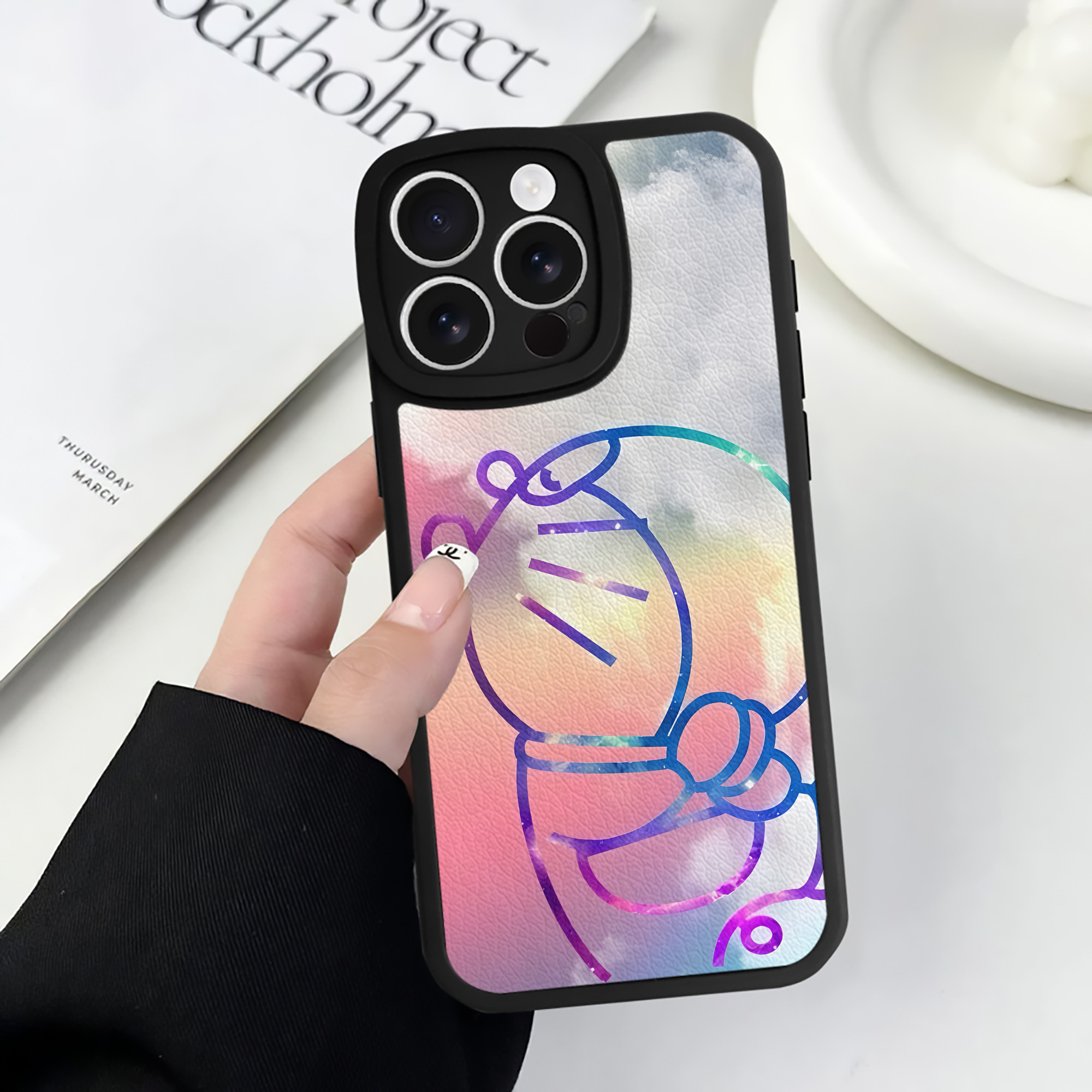 （画像用） ドラえもん Doraemon 【iPhone 16シリーズ対応】シリコンスマホケース（レザー調） 材質：シリコン